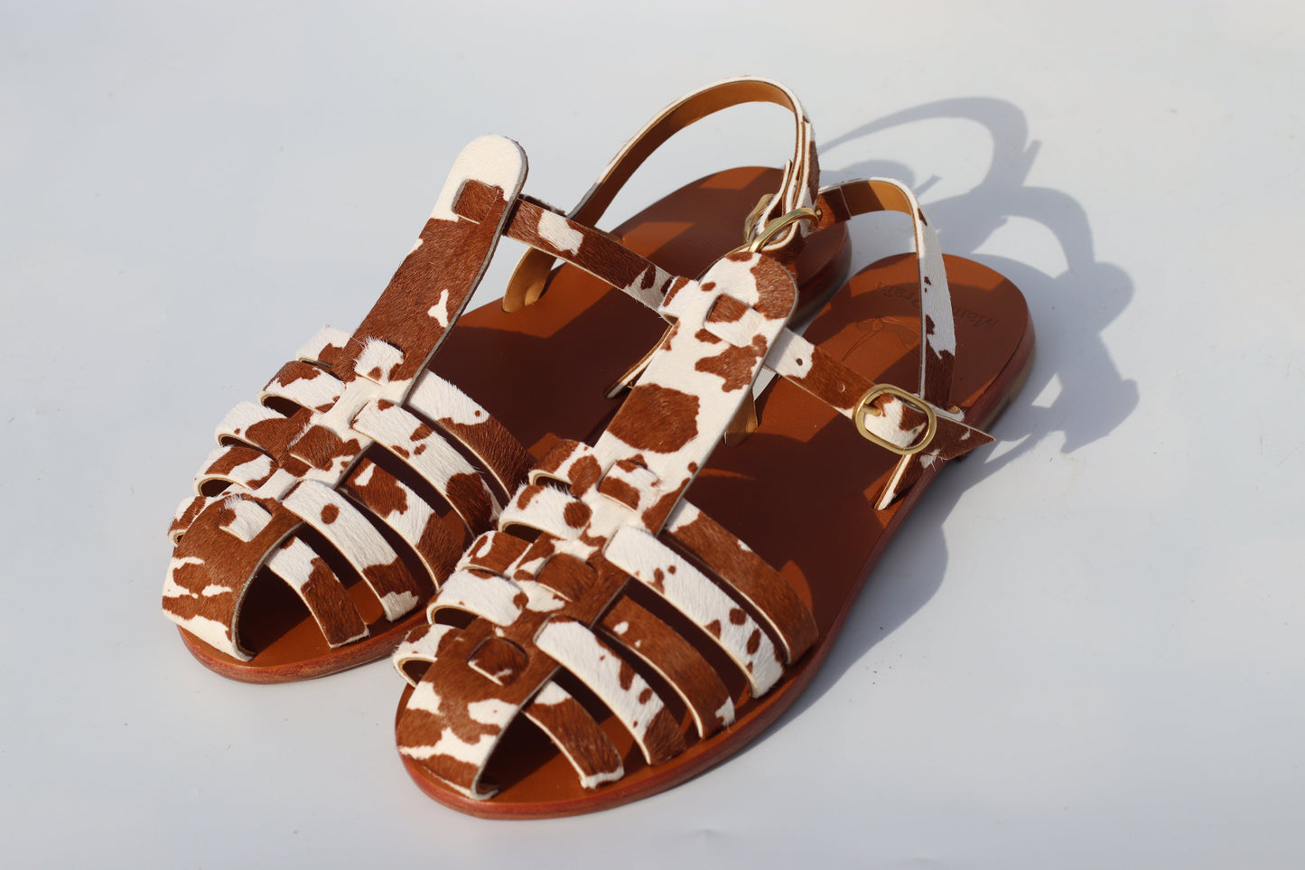 Fisherman sandals Mama Praia, studio photo, leather cow effect.