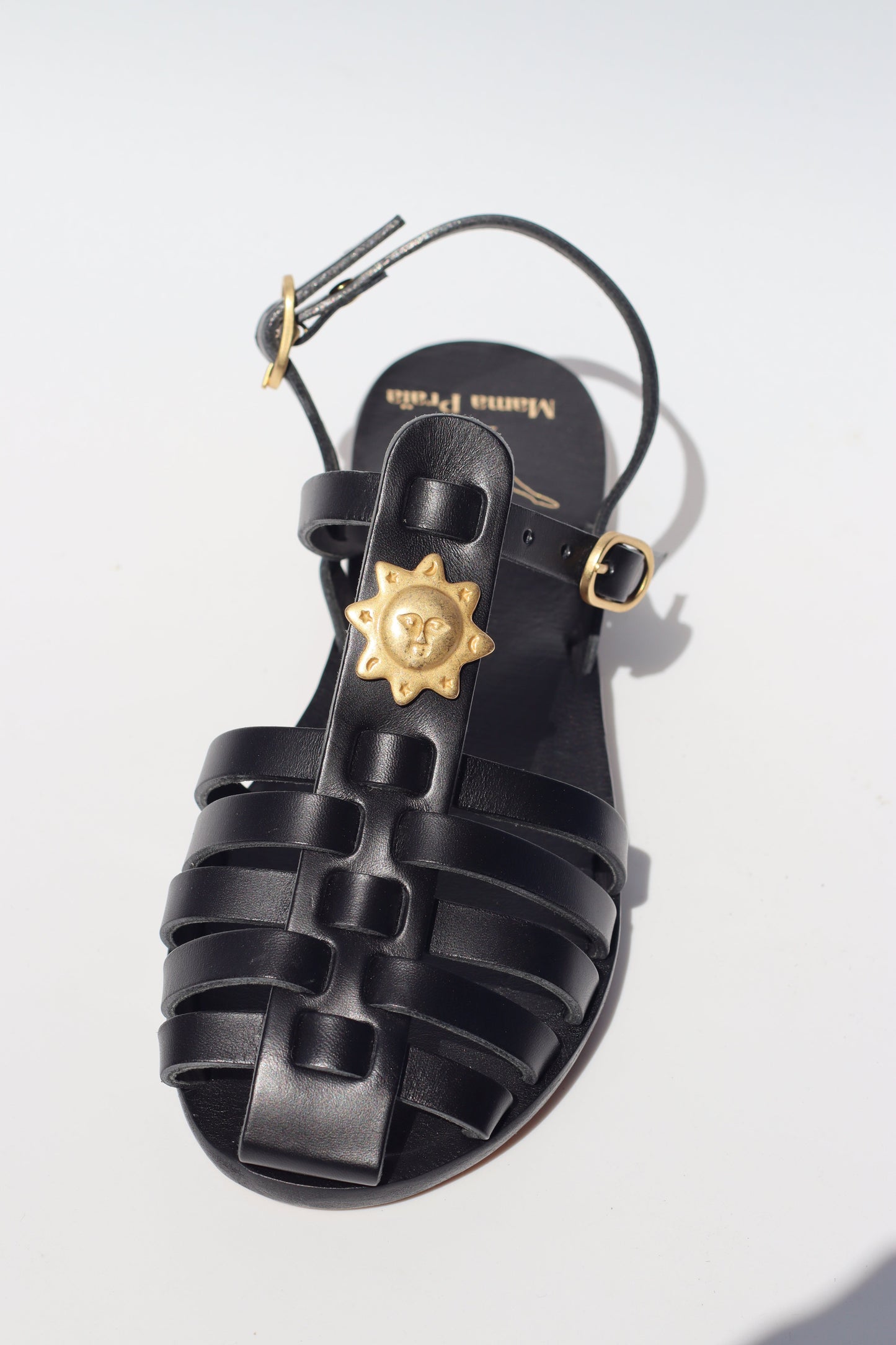 Sandales femme noires en cuir, détail soleil doré, modèle Fisherman – Mama Praia