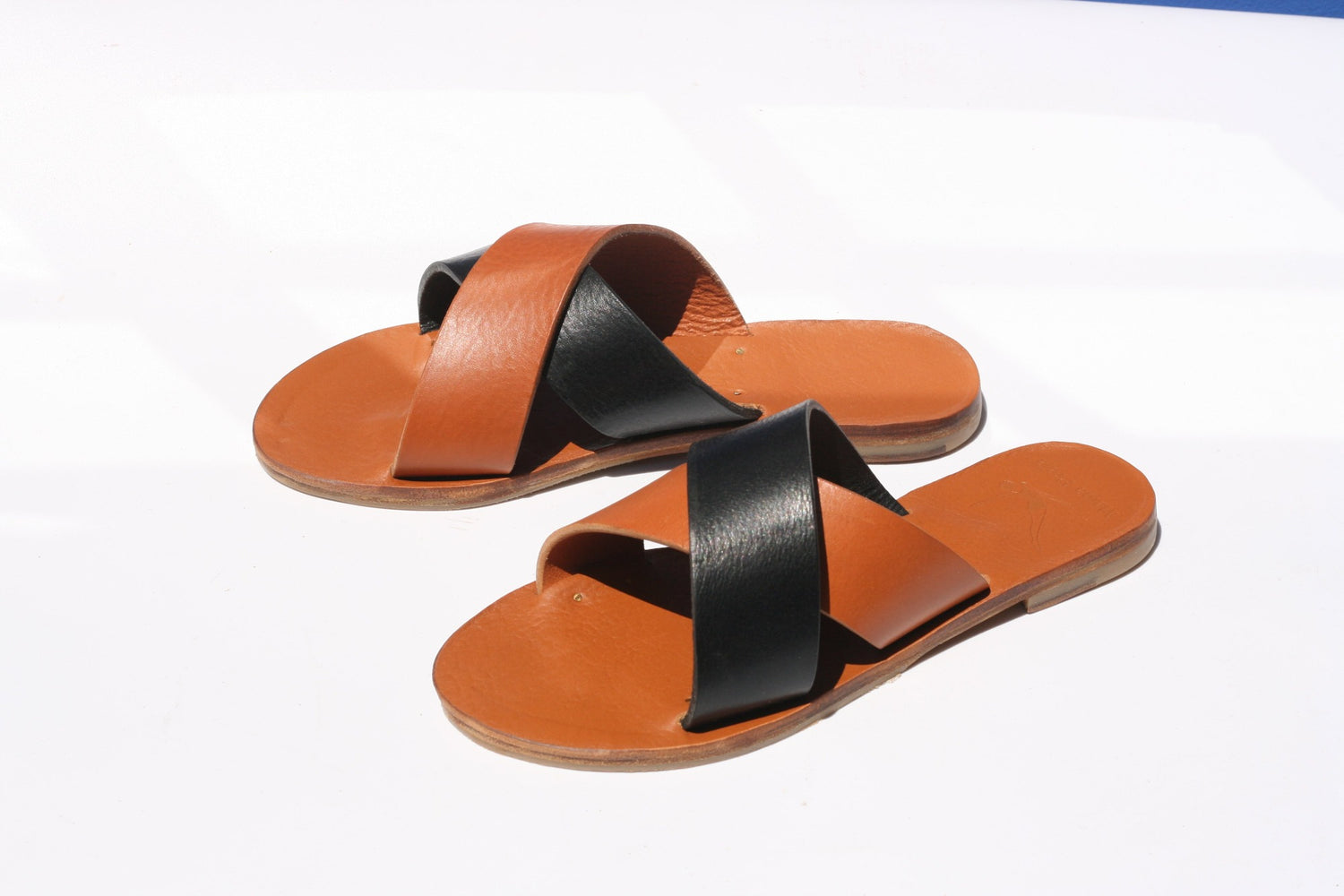 Sandales-Cuir-Artisanale-Femme-Noir-Camel-Croisé