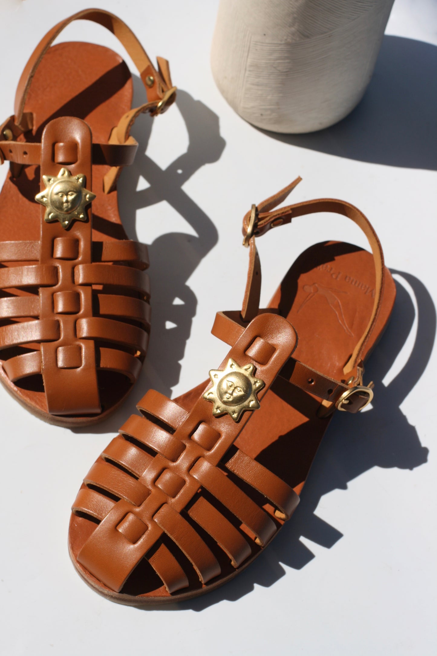 Sandales femme camel en cuir, détail soleil doré, modèle Fisherman – Mama Praia