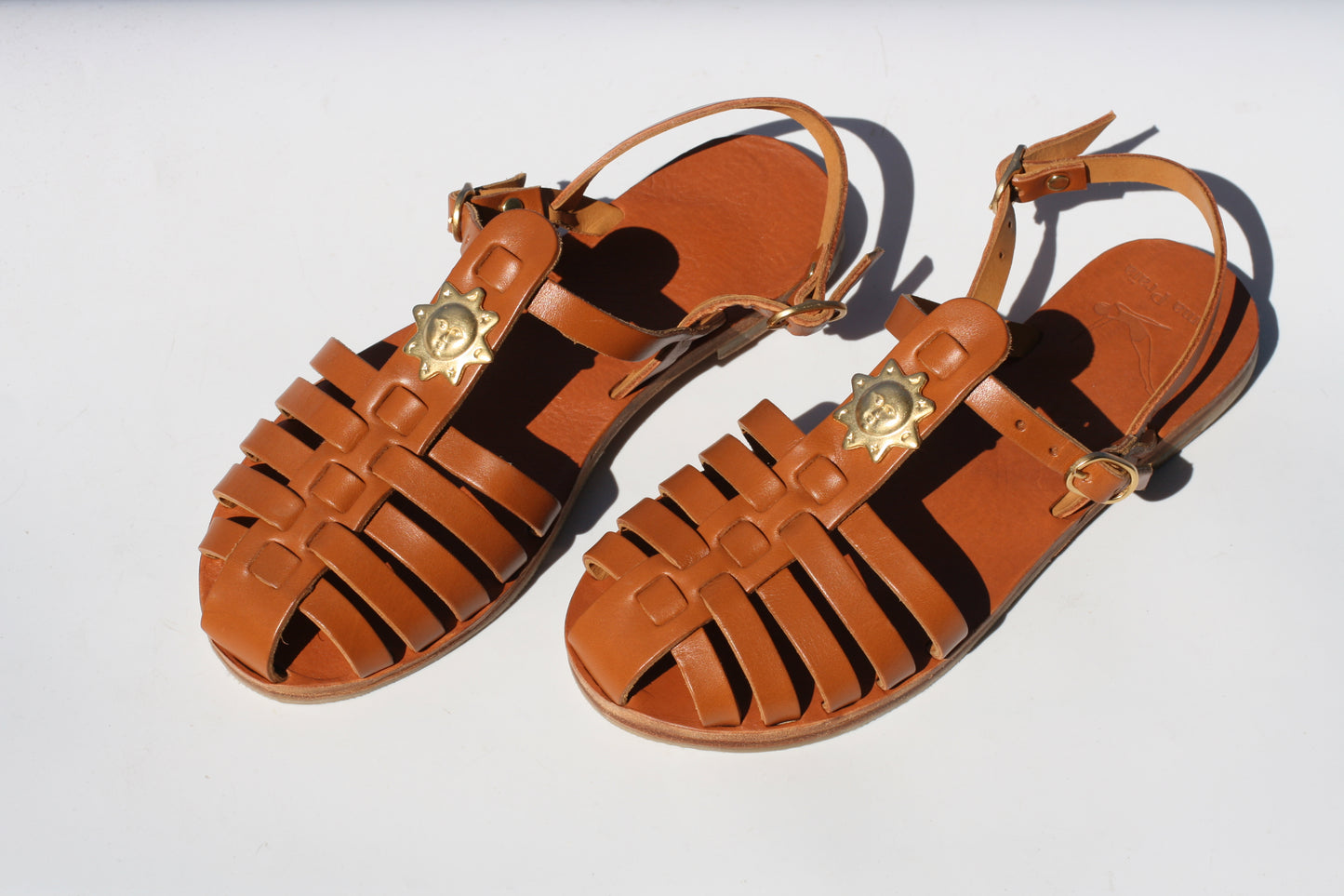 Women’s camel leather sandals with golden sun detail – Fisherman model by Mama Praia