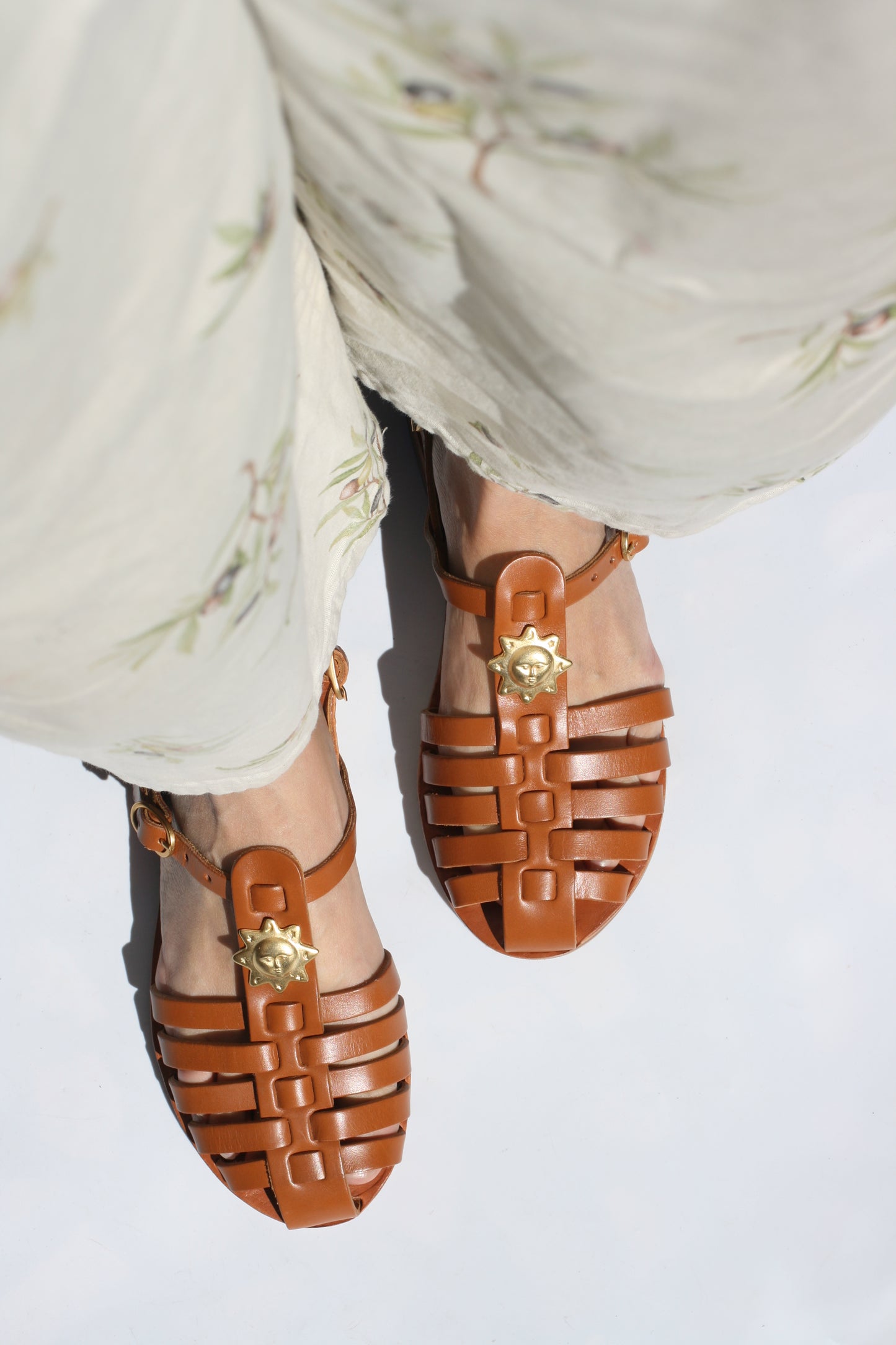 Women’s camel leather sandals with golden sun detail – Fisherman model by Mama Praia