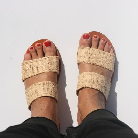sandales plates en raphia et cuir