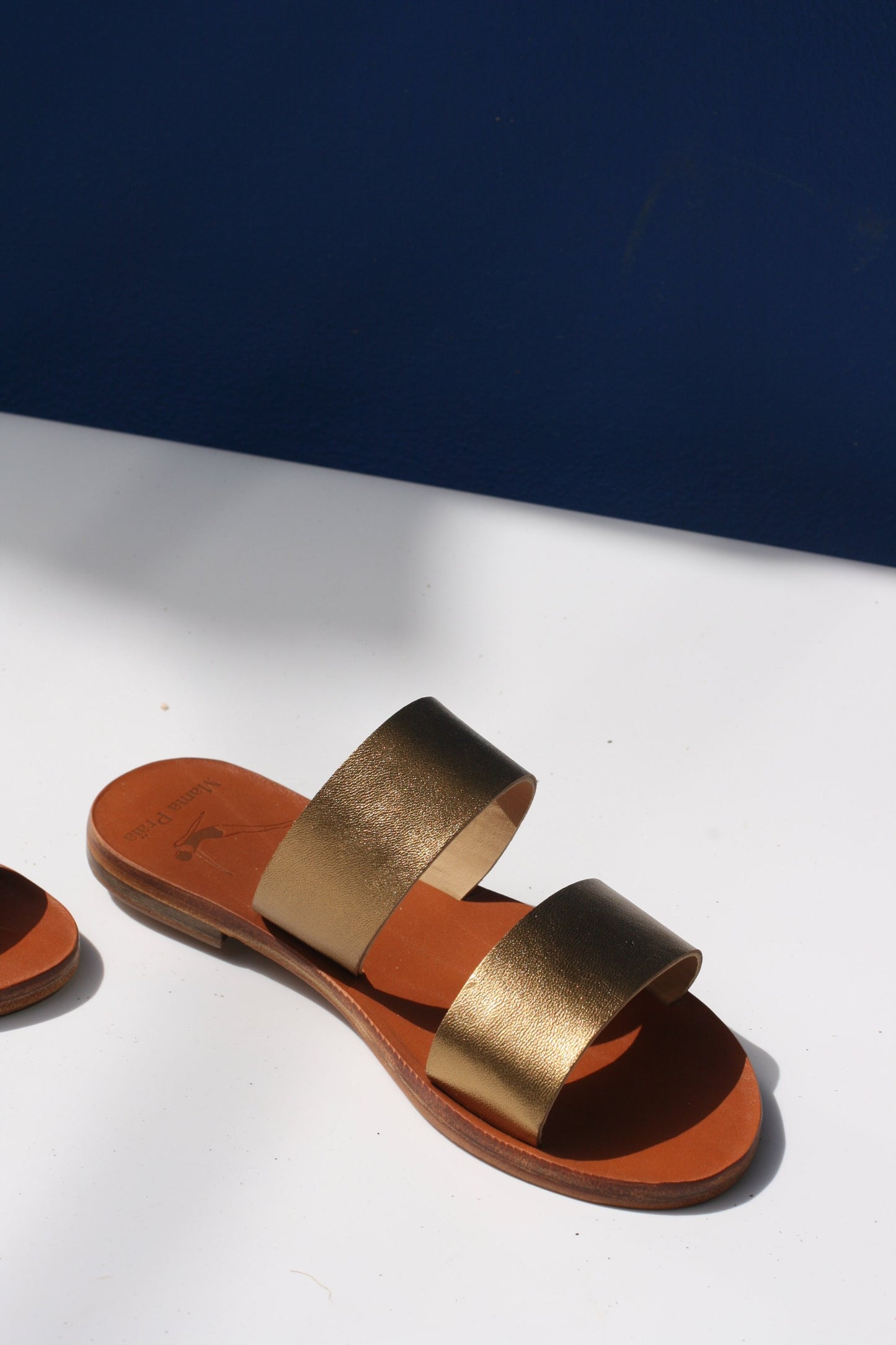 Sandales dorées en cuir – Mama Praïa