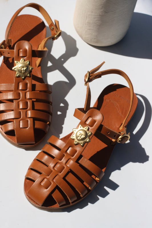 Sandales femme camel en cuir, détail soleil doré, modèle Fisherman – Mama Praia